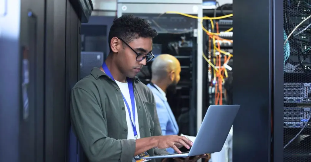 Data Center Technician arbetar i ett datacenter.