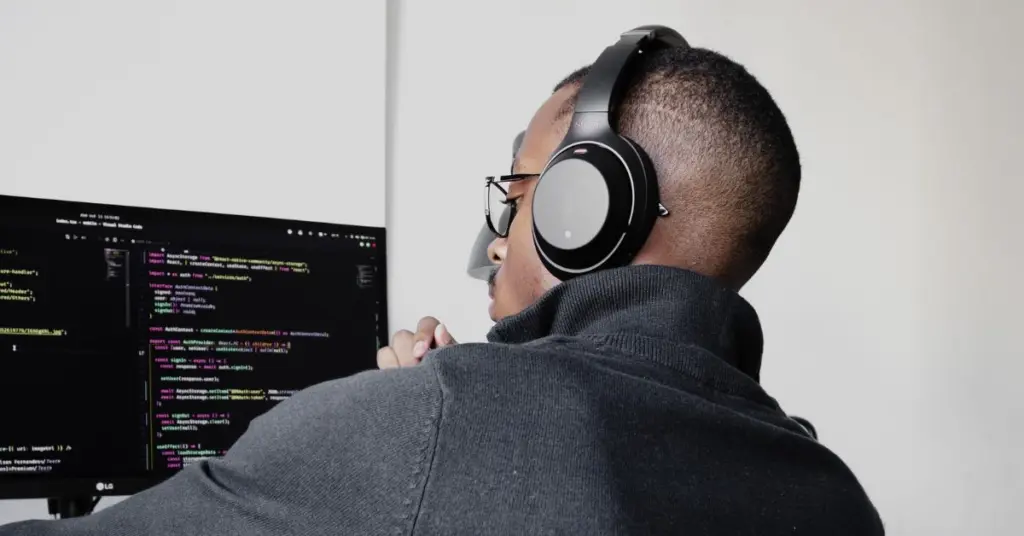 IT-säkerhetsspecialist arbetar med kodning framför dator.