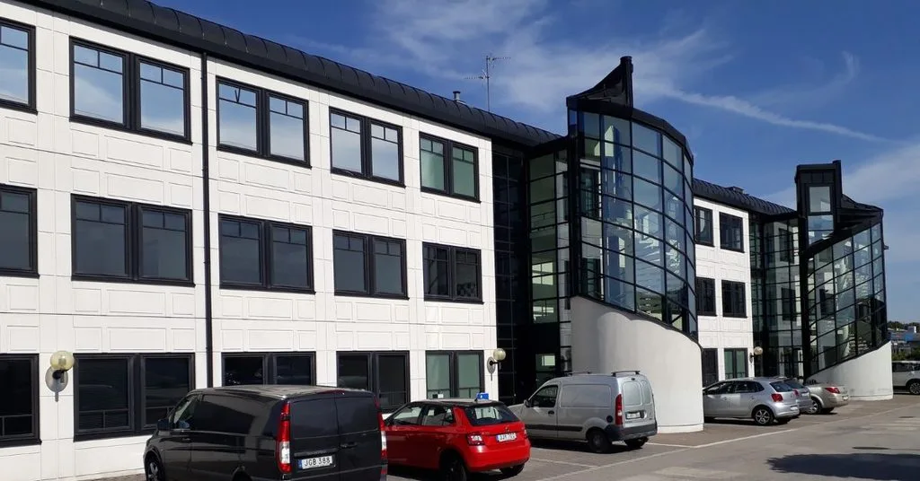 Vy över fasaden på Teknikhögskolan i Lund.