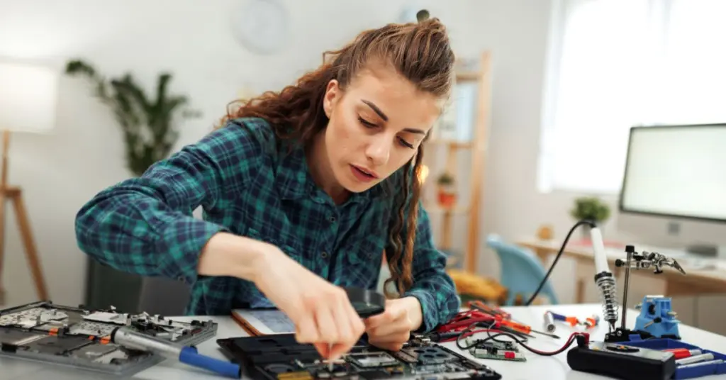 Elektronikingenjör arbetar med elektrotekniskt projekt.