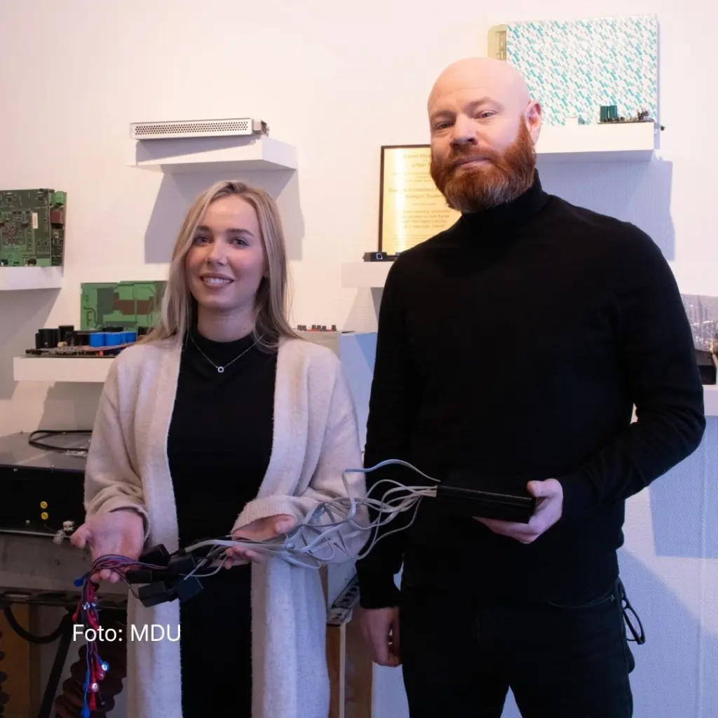 Maja Poppendicker och Joakim Jonsson, studerande elektronikingenjörer med elektronikprojektet PRE-fall i famnarna.