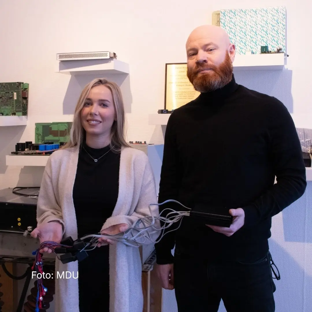 Maja Poppendicker och Joakim Jonsson, studerande elektronikingenjörer med elektronikprojektet PRE-fall i famnarna.