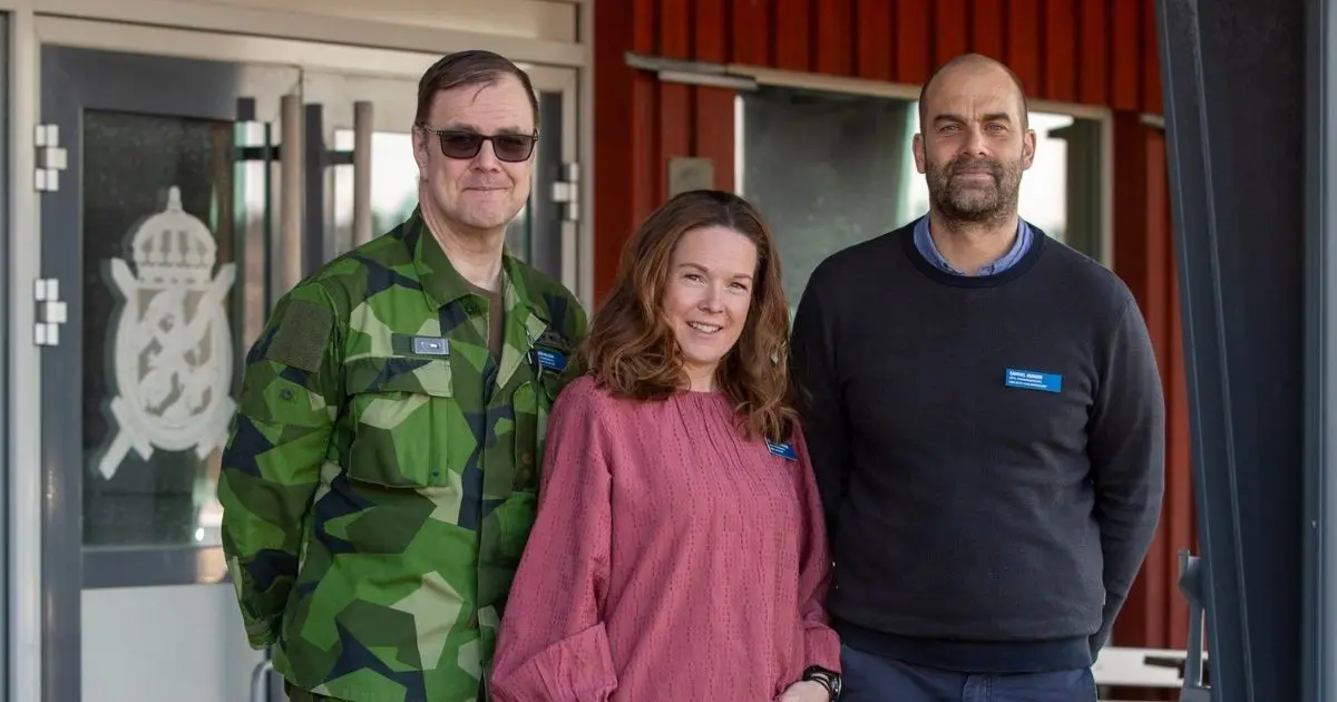 Veronica Hansson studerande projektutvecklare inom förnybar energi med handledare och skolförvaltare.