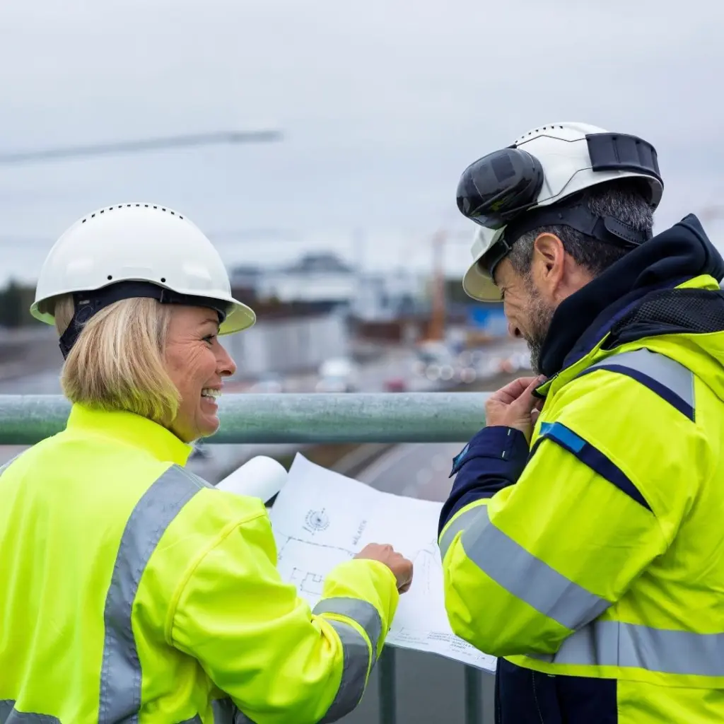 Projektledare inom hållbarhet och bygg tittar på en stor skiss.
