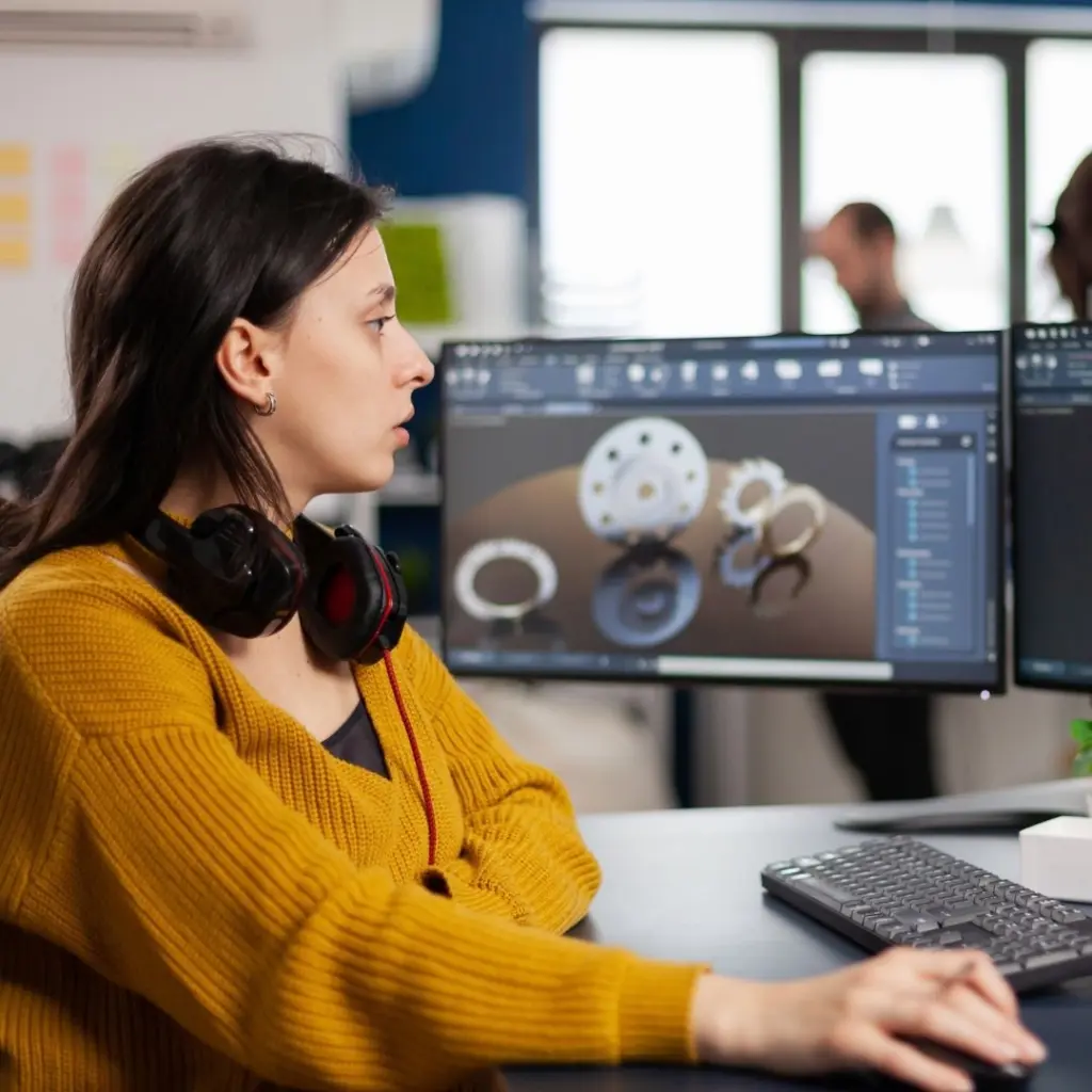 CAD-konstruktör arbetar i CAD-program på dator.