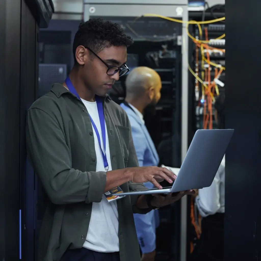Datacentertekniker arbetar i serverhall.