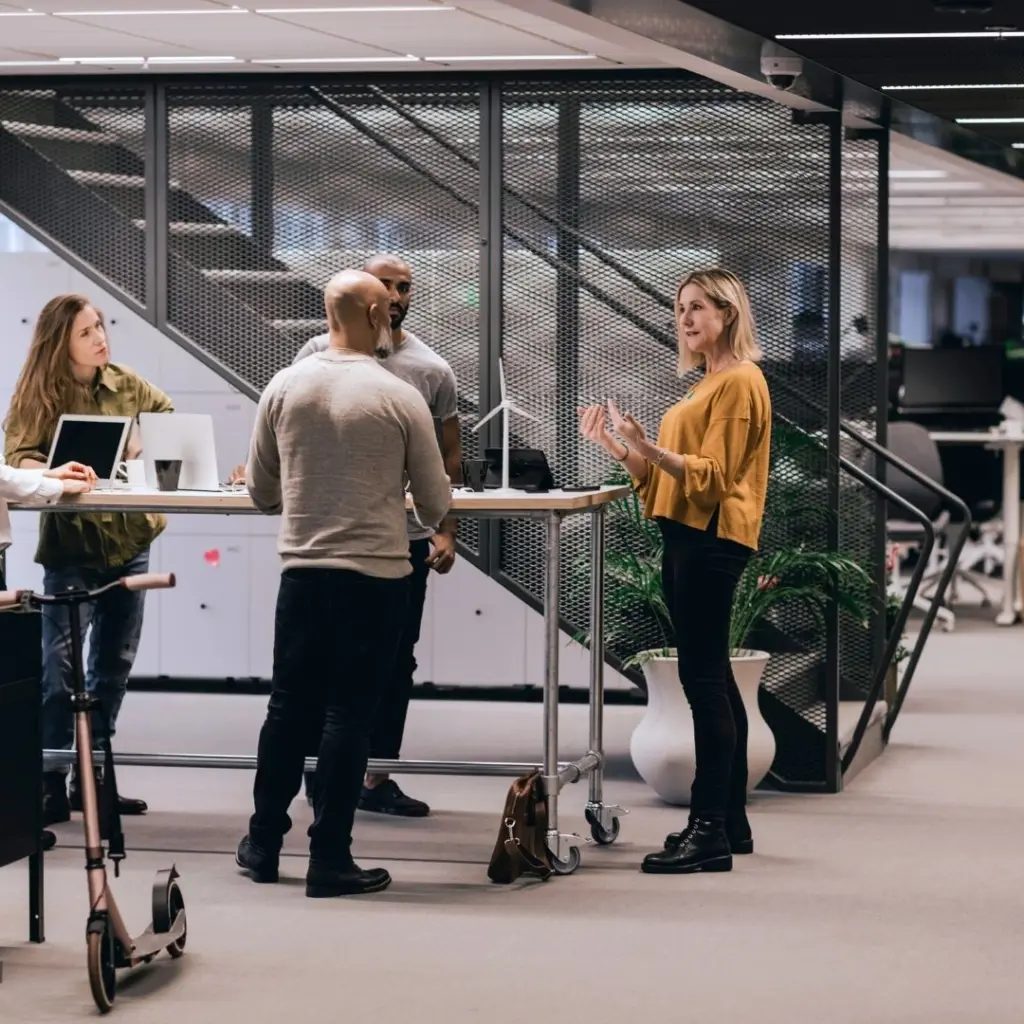 Projektutvecklare arbetar i kontorsmiljö.