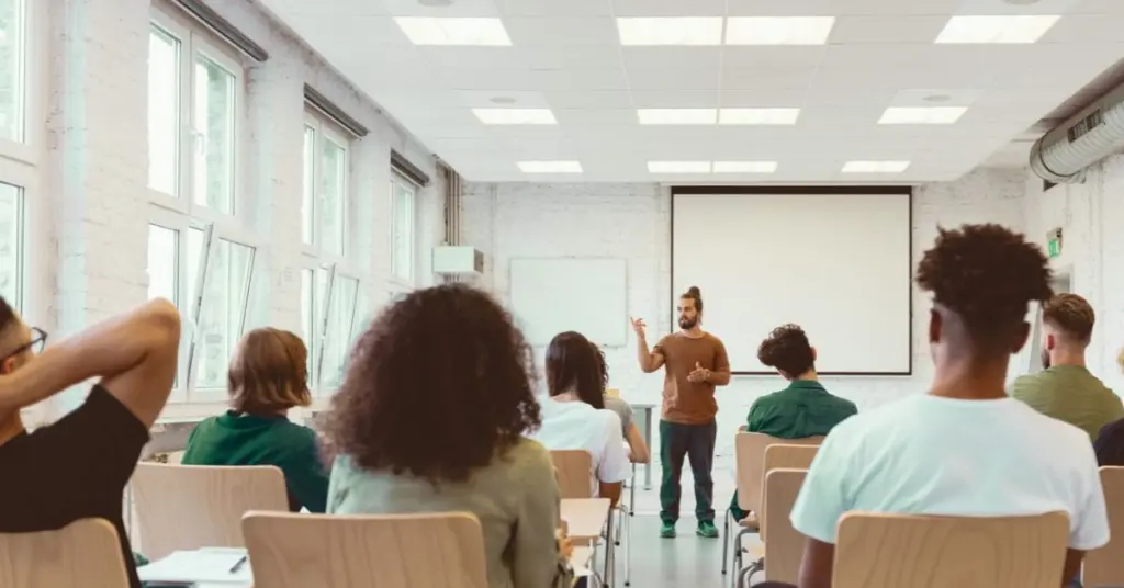 Man håller föredrag för studerande i klassrum.