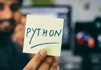 Utbildare snackar Pythonutvecklare inom AI
