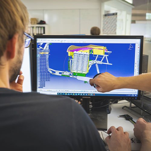 Studerande som arbetar med 3D-konstruktion i CAD-program
