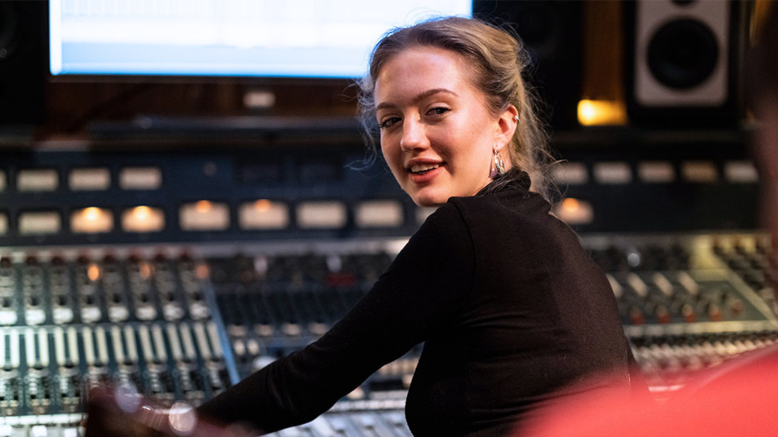 Kvinna framför ett mixerbord i Svenska Grammofonstudion. Foto: Fredrik Egerstrand.