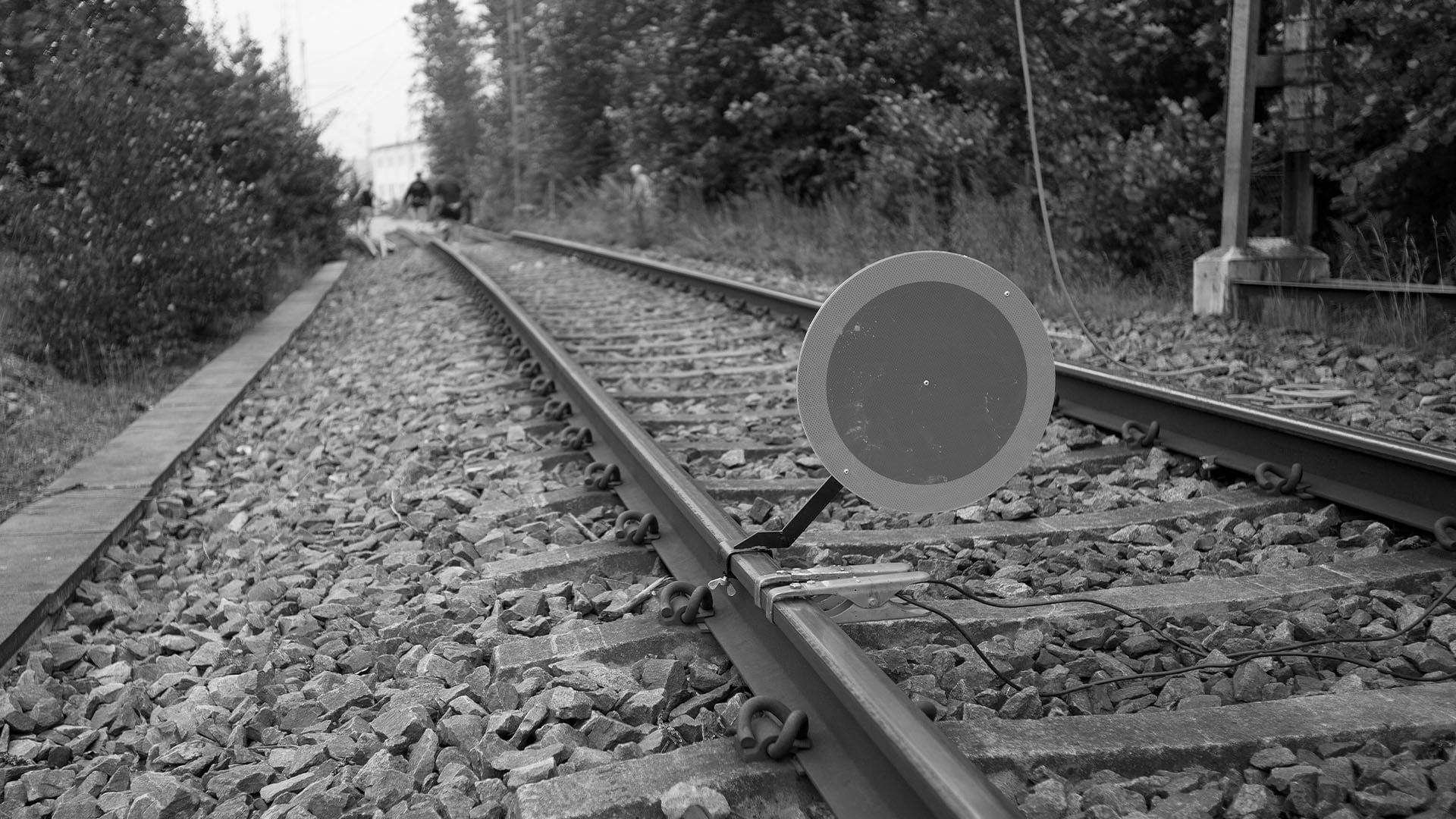 Närbild på järnvägsspår med stoppskylt
