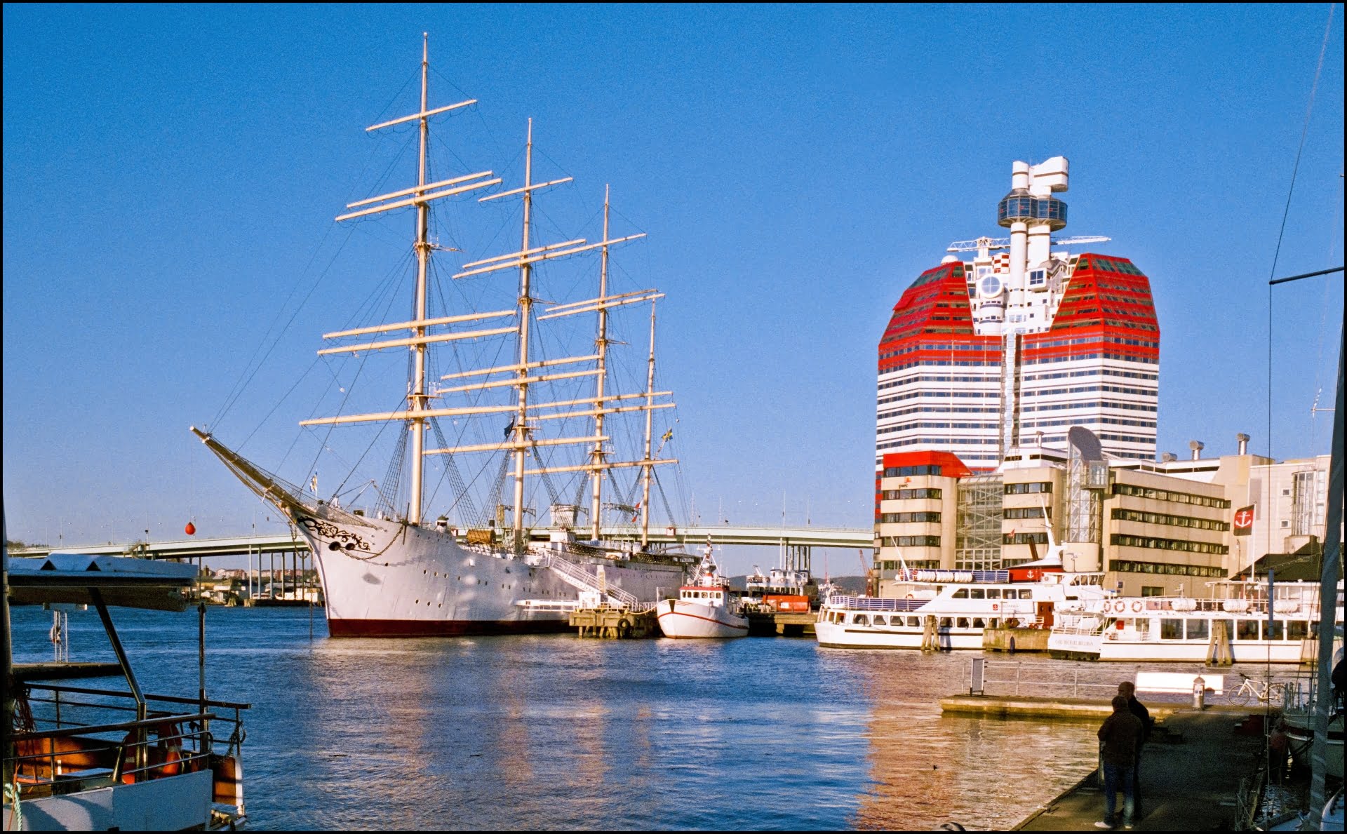 Vy över Göteborgs hamn och Lilla Bommen