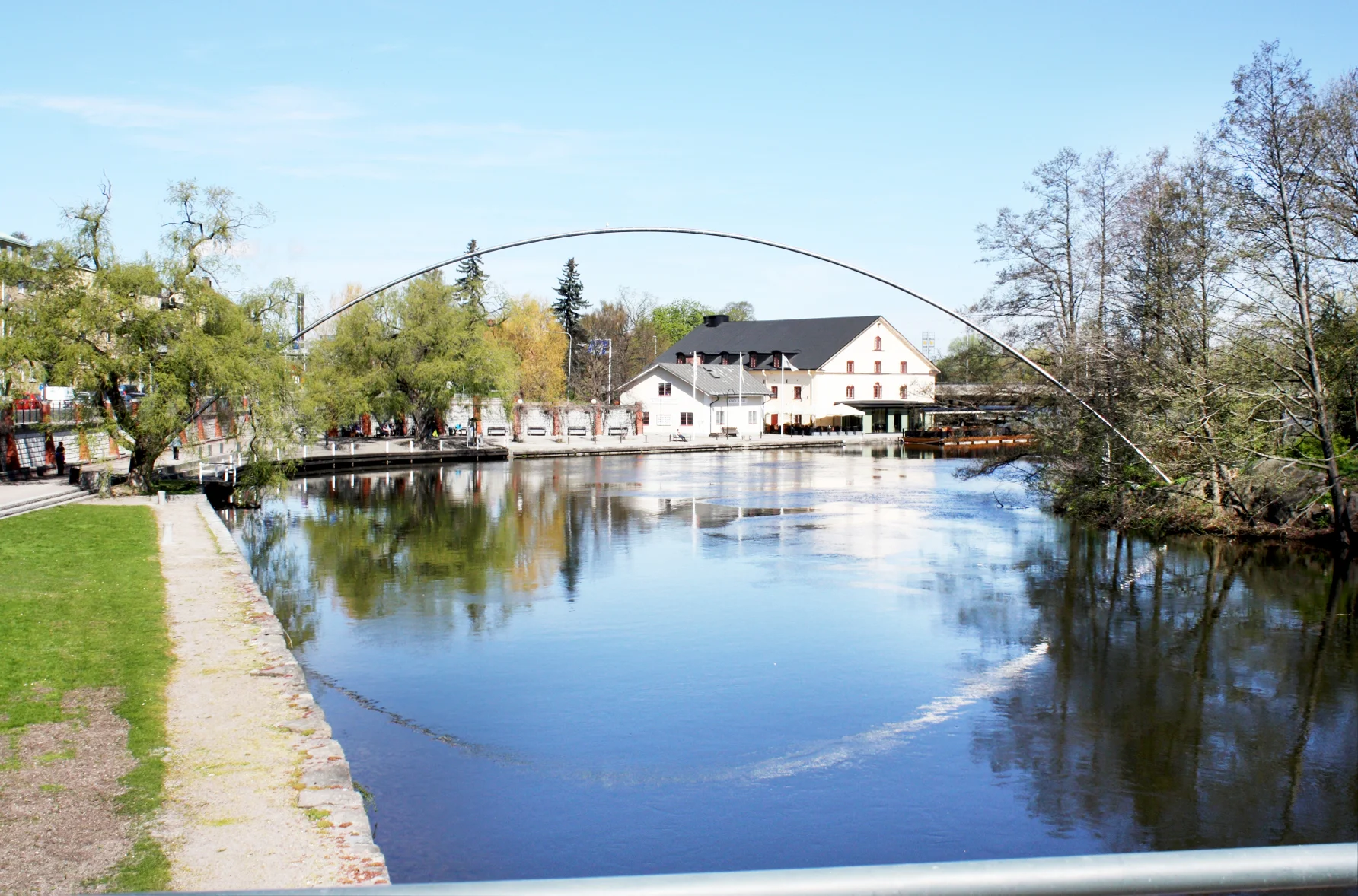 Vy över skulptur vid ån Stångån i Linköping