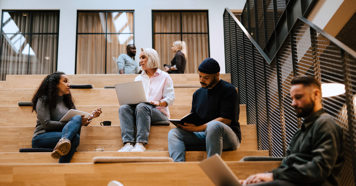 En grupp studerande pluggar i studiemiljö.