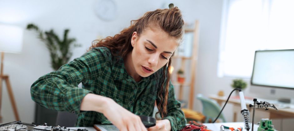 Elektronikingenjör arbetar med ett kretskort.