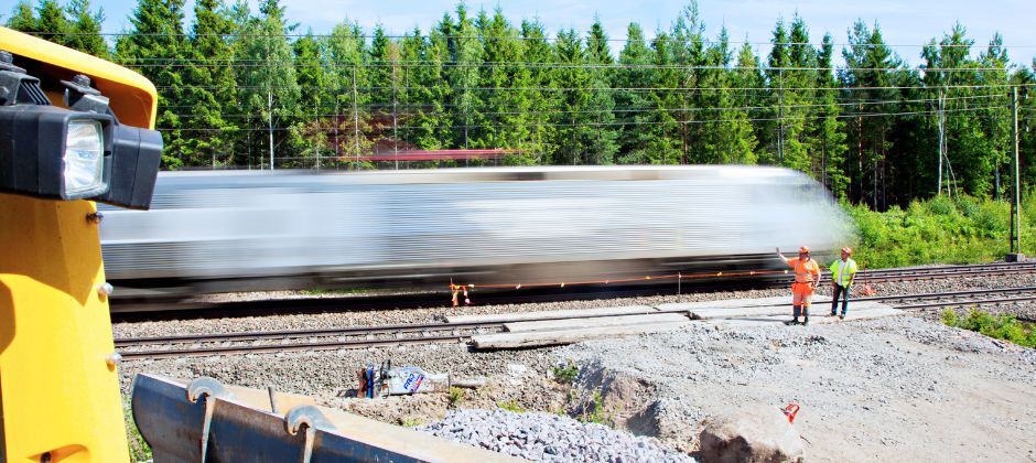 Mätningsingenjörer framför rullande tåg.