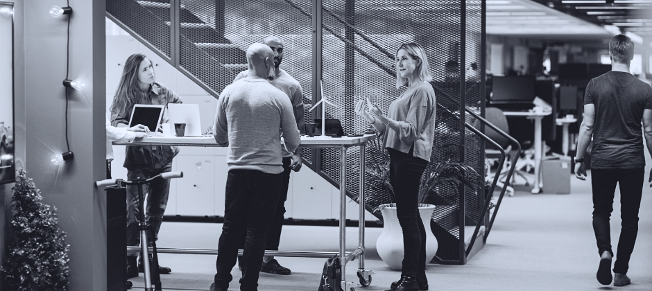 Projektutvecklare har möte i kontorsmiljö.