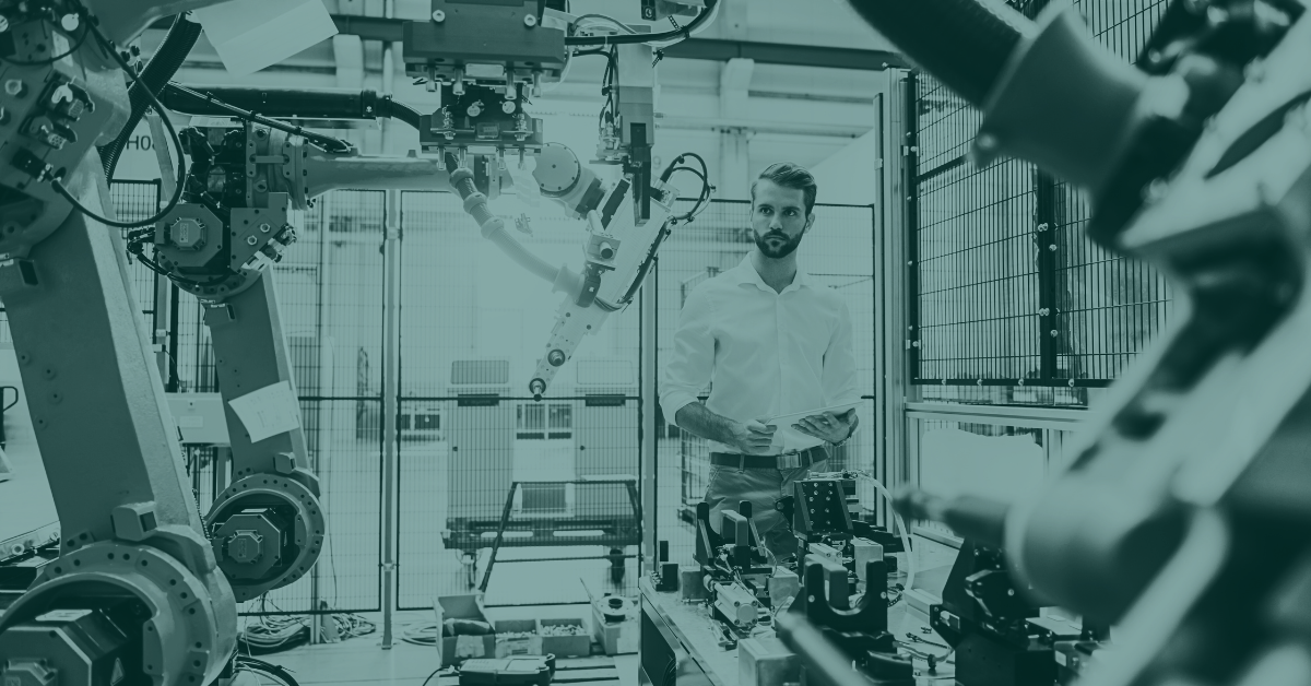 Automationsingenjör arbetar med en robot.