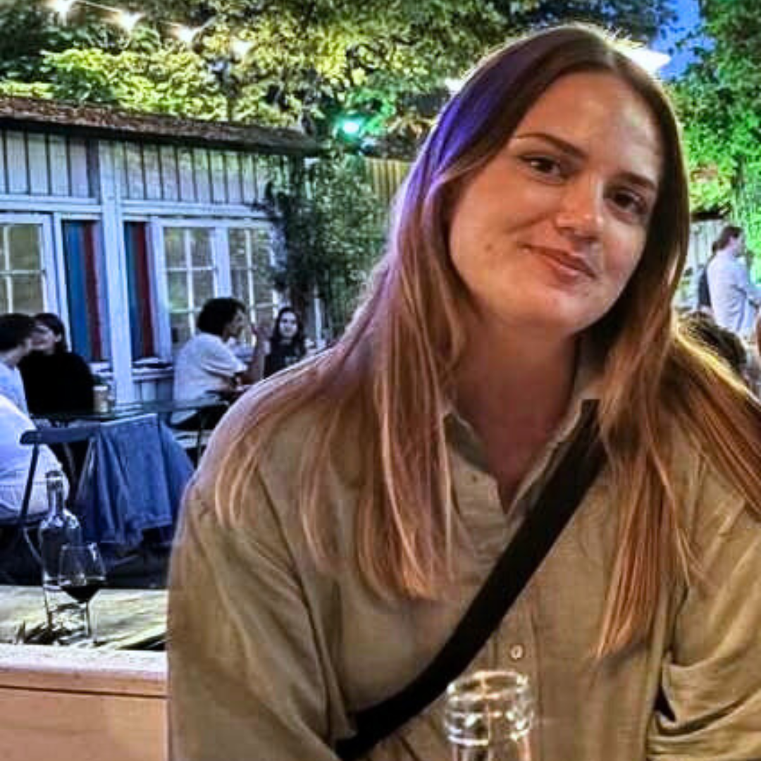 Halvkroppsbild i utomhusmiljö på Mette, tuderande Fullstackutvecklare