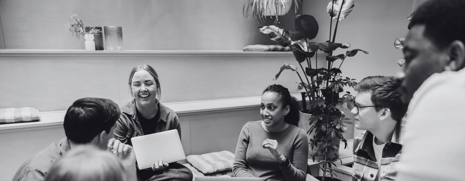 Studerande i ljus studiemiljö.