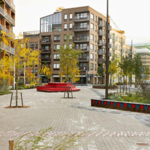 Gröna ytor och nybyggda hus i Täby Park