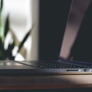 Laptop på skrivbord