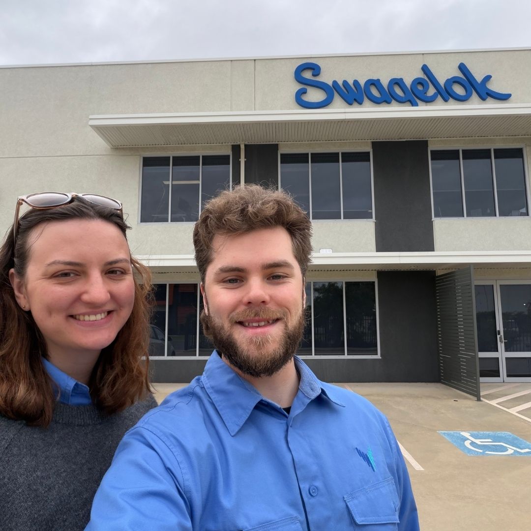 Selfie på Anton och Emma utanför Swageloks lokaler i Australien.