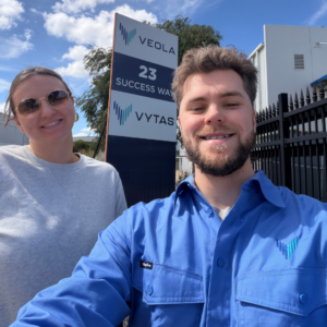 Selfie på Emma och Anton, studerande drift- och underhållstekniker utanför vytas lokaler i Australien.