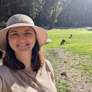 Selfie på Emma framför ett par Kängurur i Australien.
